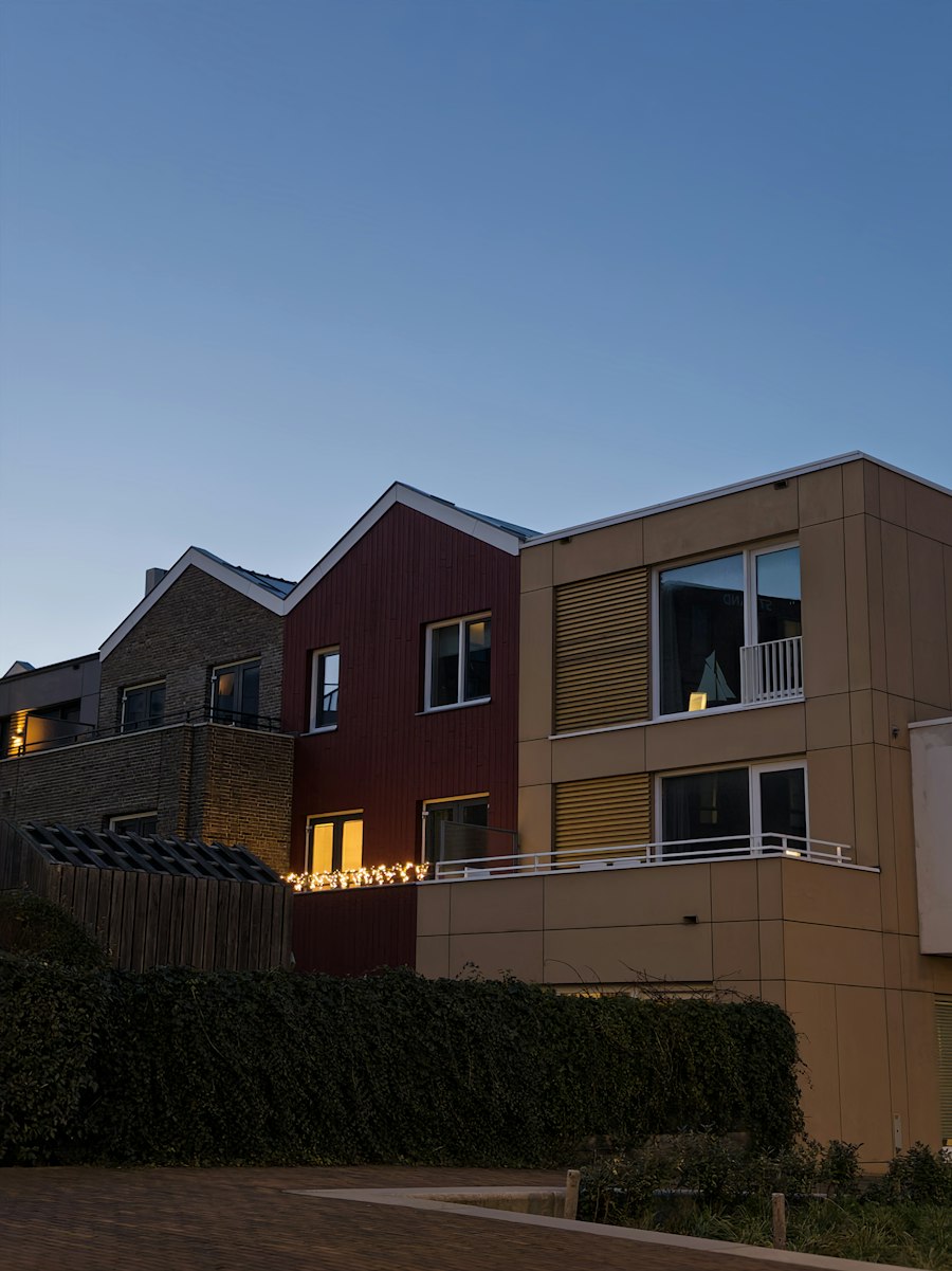 Maisons modernes éclairées au crépuscule