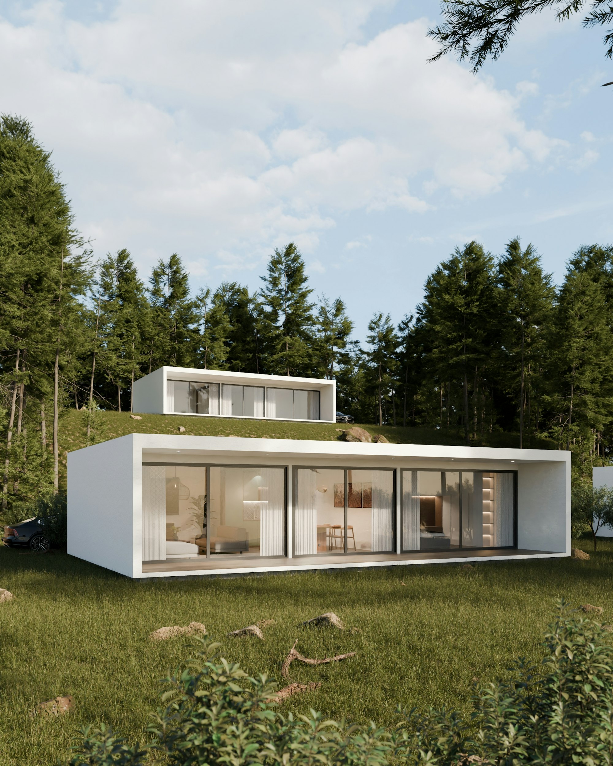 Maison contemporaine blanche aux grandes baies vitrées, au milieu d'une forêt de conifères