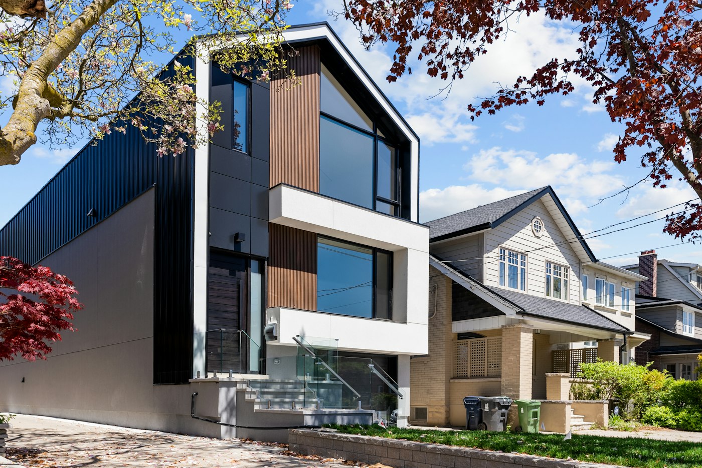 Maison contemporaine au bardage métallique noir