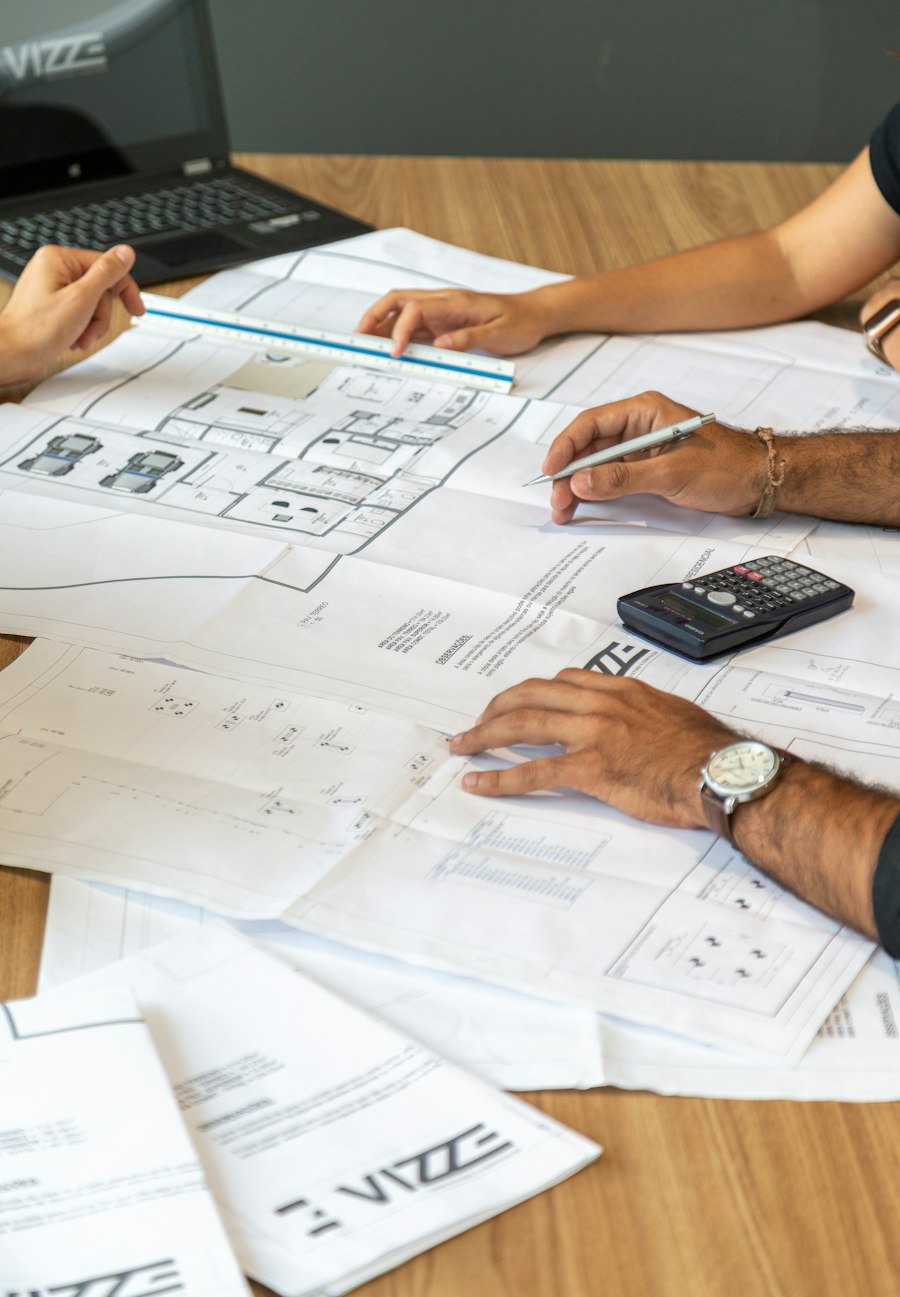 Équipe examinant des plans sur une table