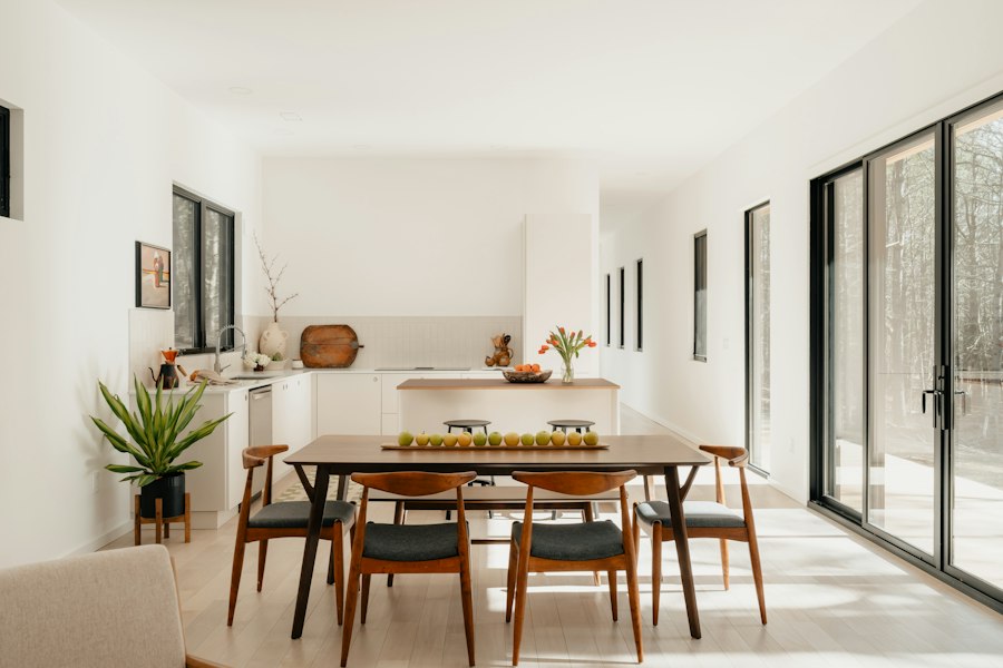 Intérieur lumineux avec salle à manger